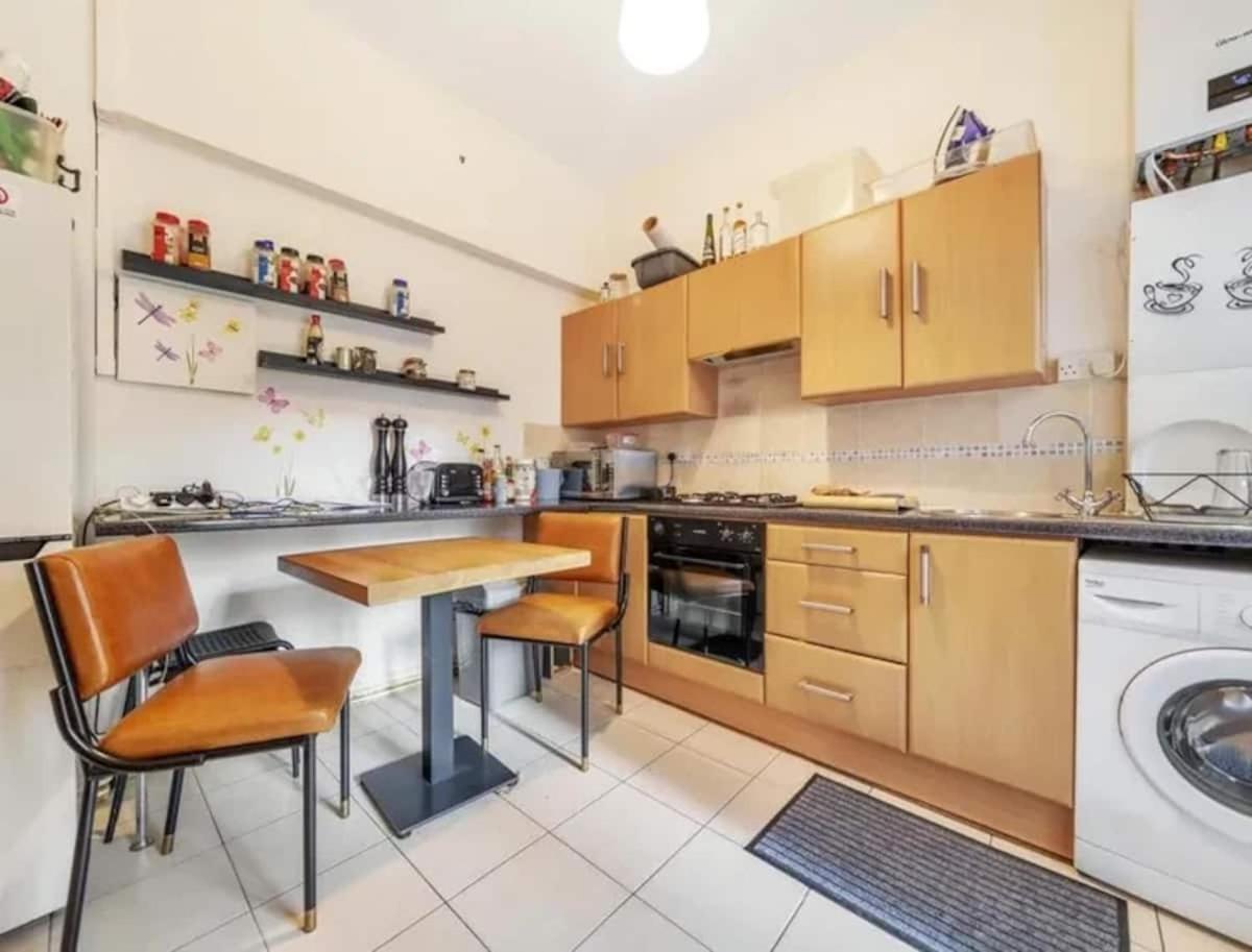 Charming 1-Bedroom Apartment Southfields, Londres Extérieur photo