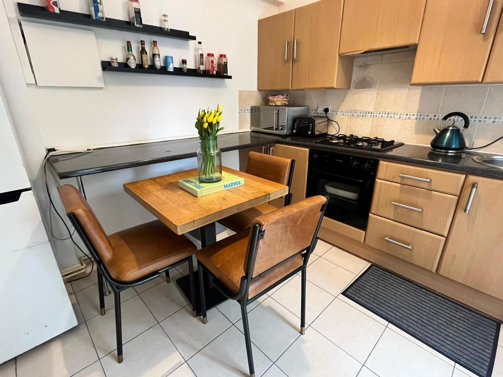 Charming 1-Bedroom Apartment Southfields, Londres Extérieur photo